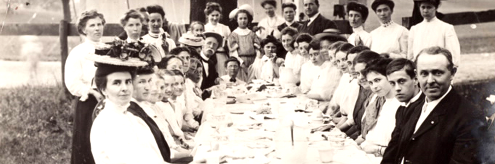 Visitors enjoy a picnic in High Park in 1907.