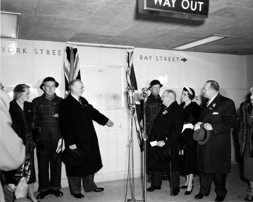 Leslie Frost unveiling plaque at Union Station