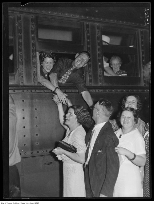 Vimy pilgrims leaving Union station for Montreal