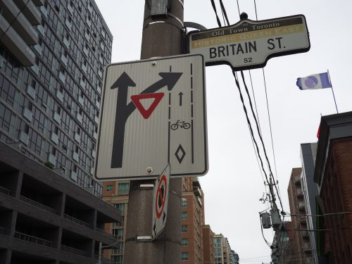 Sign indicating vehicles to yield to cyclists in the lane