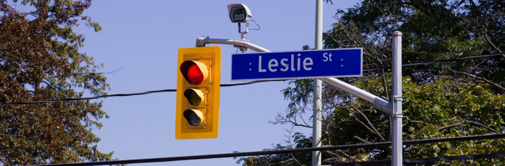 Image of traffic signal at Leslie road