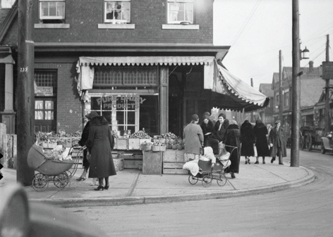 This is an archival photograph from 1932 showing the intersection of Augusta Avenue and Baldwin Street