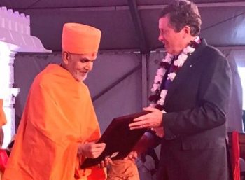 His Holiness Mahant Swami Maharaj accepting the Key to the City from Mayor John Tory.