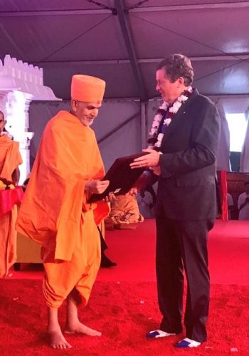 His Holiness Mahant Swami Maharaj accepting the Key to the City from Mayor John Tory.
