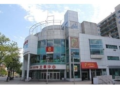 Exterior view of 222 Spadina Avenue