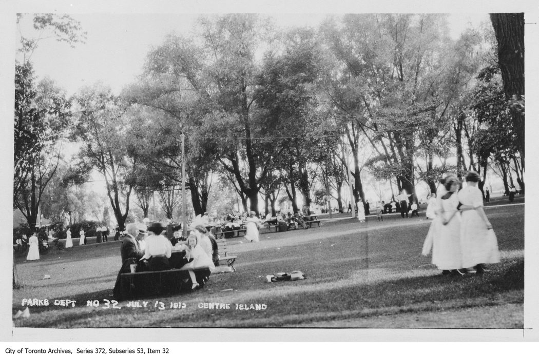 Crowds at Centre Island in July 1912