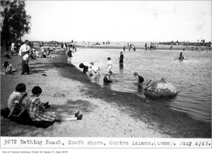 Beachgoers enjoying the Centre Island Beach on the south shore in July 1927
