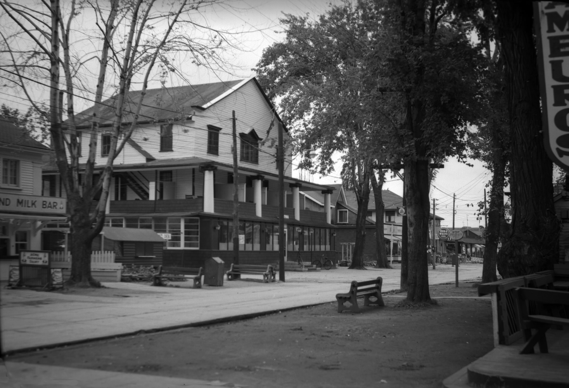 Manitou Hotel on Manitou Road on Centre Island in 1954