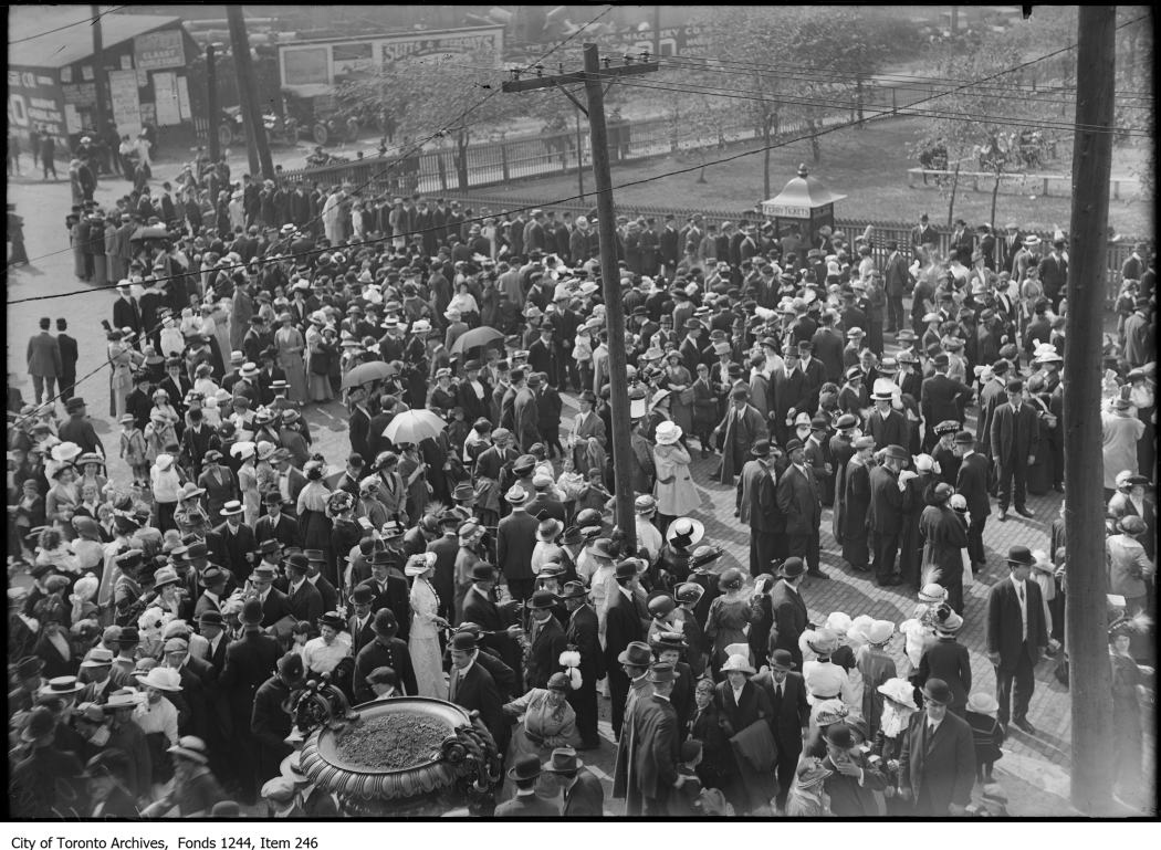 Crowds waiting to board the Toronto Island Ferry in 1909
