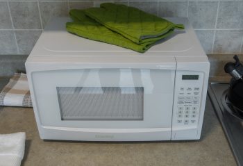 microwave and oven gloves in 11 Macey Ave unit