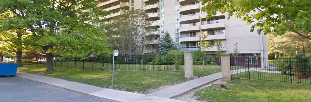 Image shows the new park dedication site, with the residential apartment building in 44 Jackes pictured in the background.