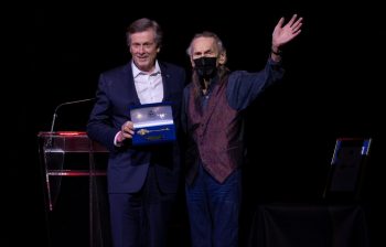 Image of Gordon Lightfoot with Mayor Tory