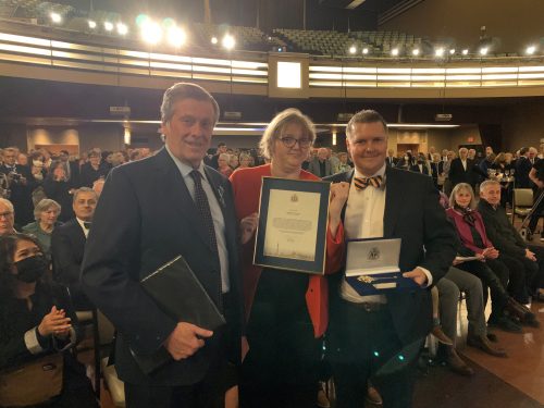 Mayor John Tory presents the Key to the City to the family of the late John Honderich.