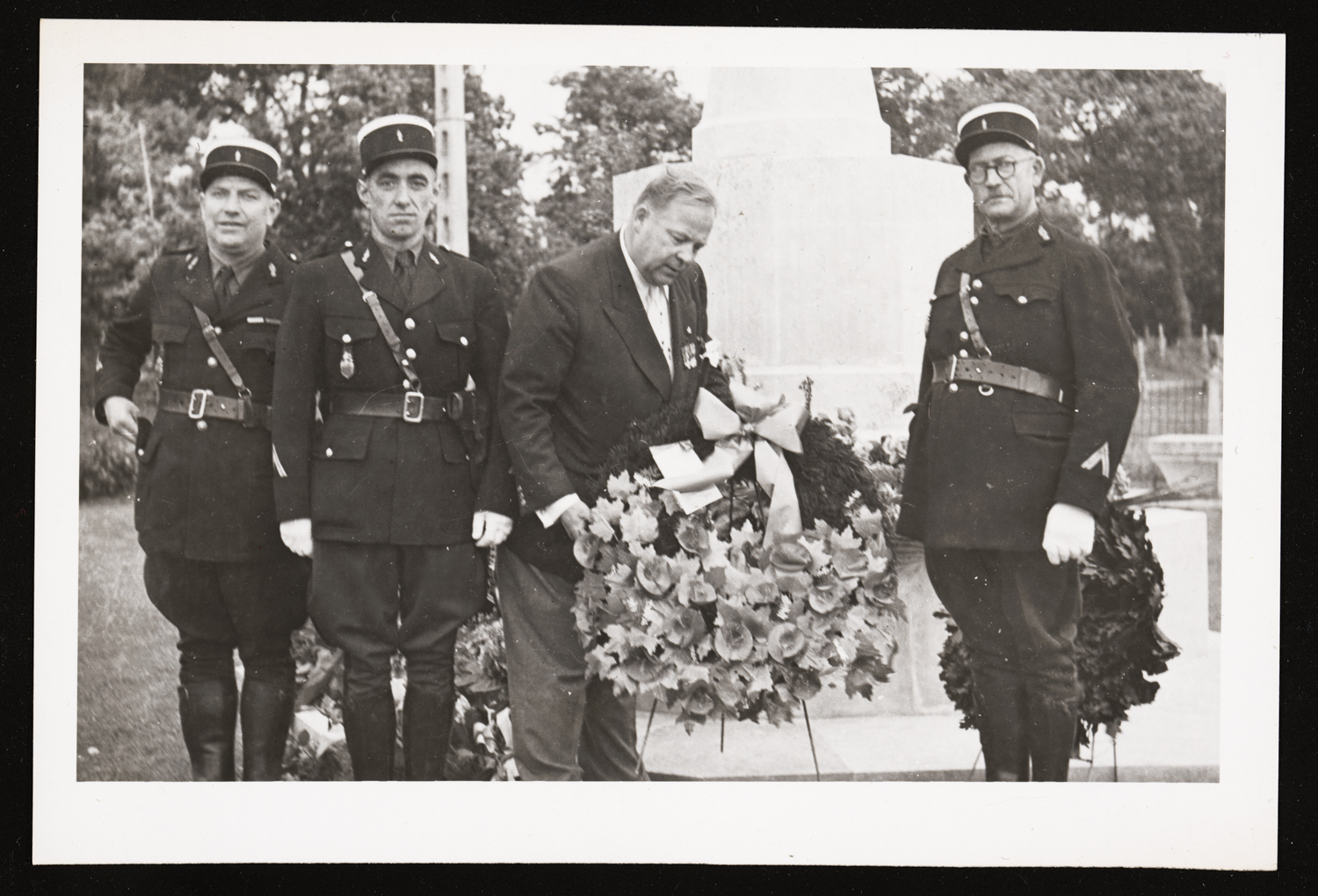 Mayor Lamport lays a wreath in Dieppe