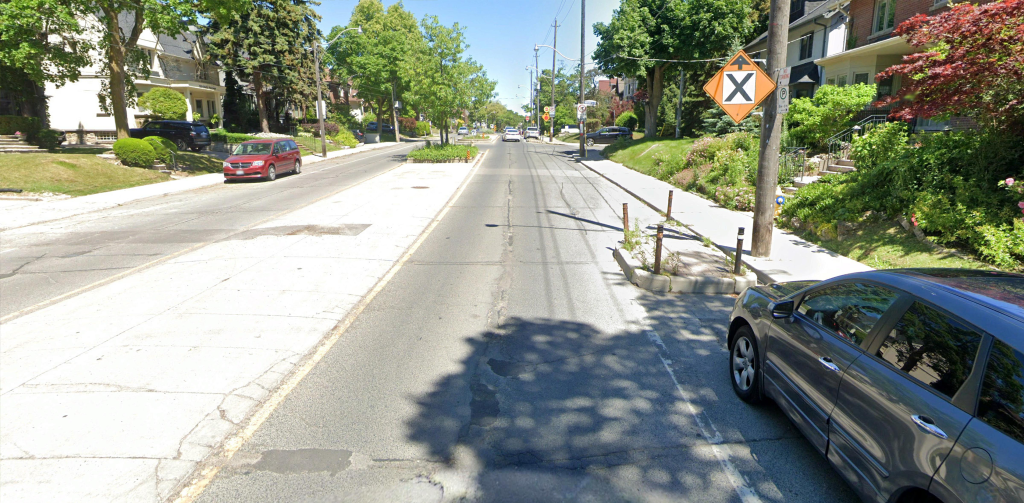 Photograph of existing conditions on Oriole Parkway at Hillsdale Road, looking south
