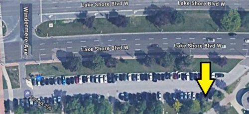 Satellite map of parking lot located at the eastern intersection of Windermere Avenue and Lake Shore Boulevard West with graphic arrow point to bottom east section of the parking lot.