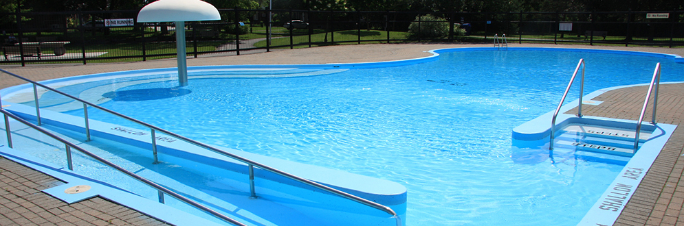 Swimming pool with an accessible ramp