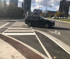 Image of a mountable apron example at an intersection