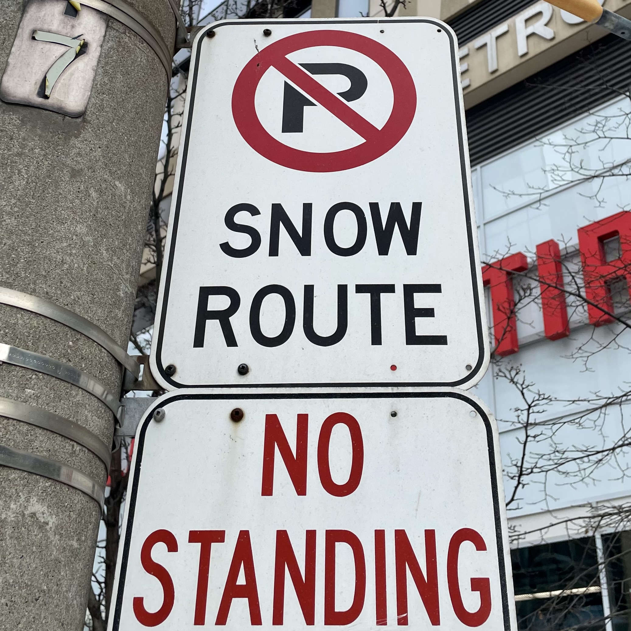 Street sign indicating the road is a snow route.