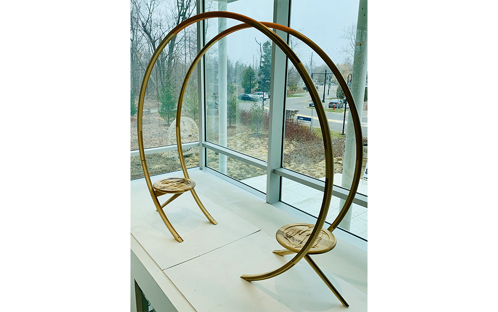 Sculpture made of two loops and two wooden seats