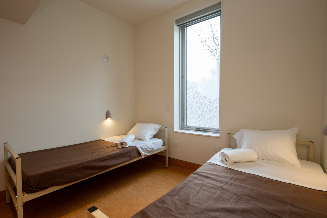A bedroom with two twin beds at 25 Canterbury Place.