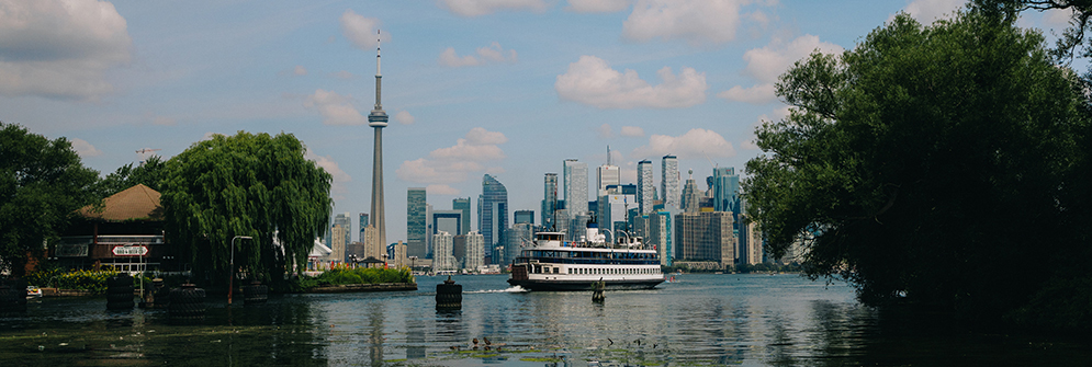 A ferry leaving Centre Island, travelling towards mainland.