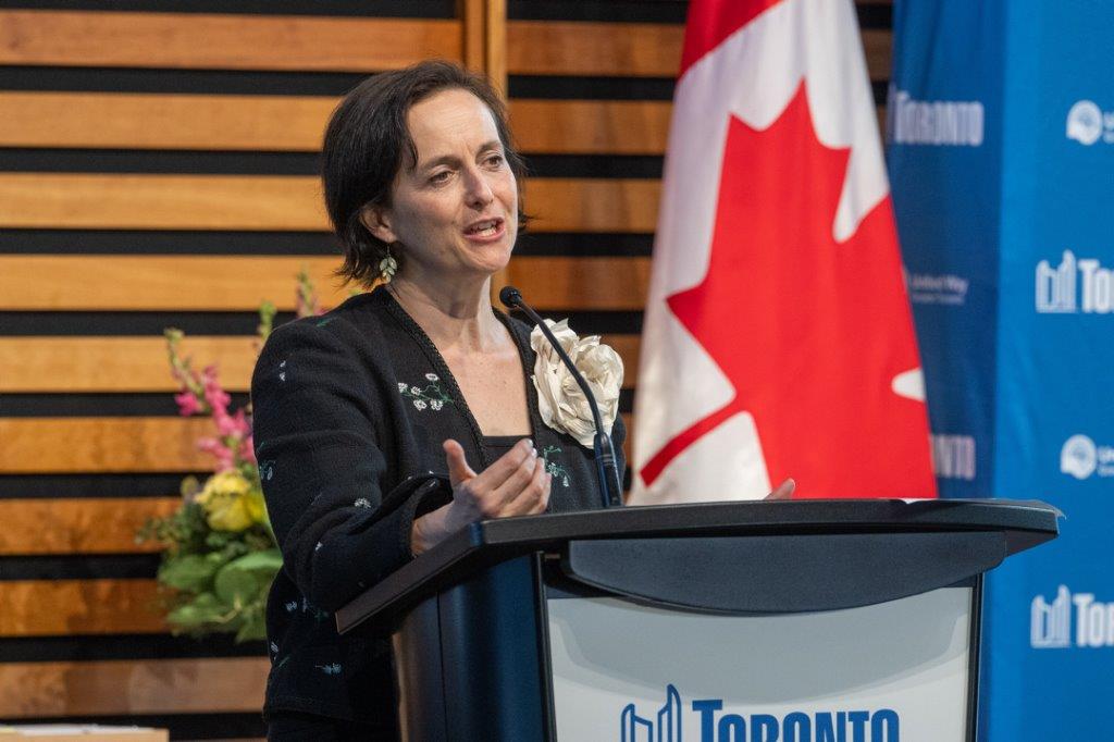 Woman speaking at a podim