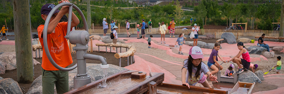 Kids playing with the Badlands Scramble water feature.
