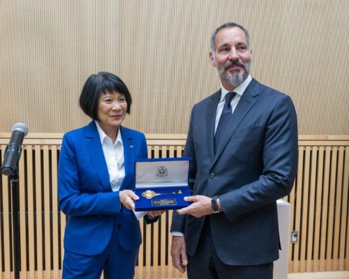 Mayor presenting the Key to the City to the Aga Khan